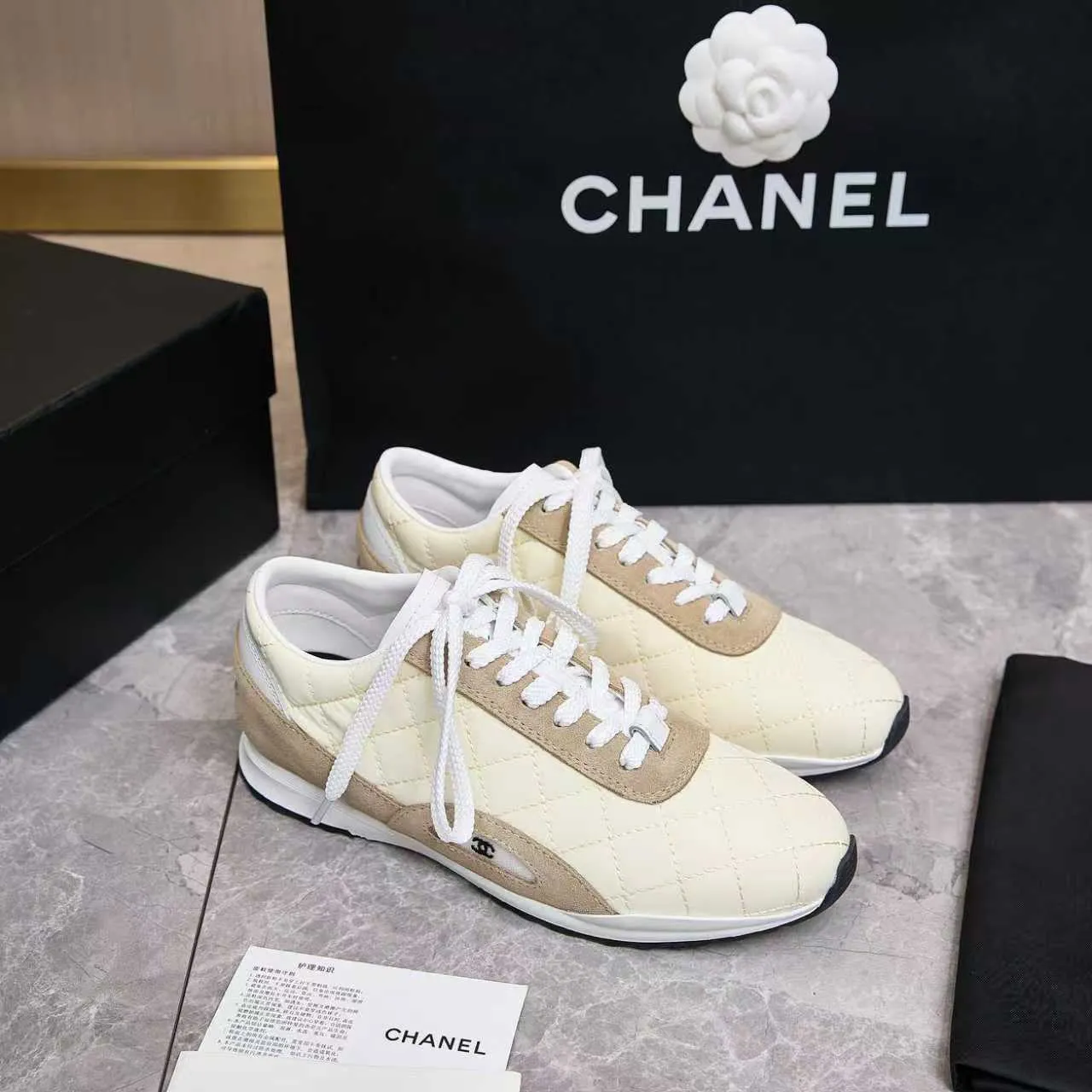 p560 Chanel Chanel - 2025 counter top casual sports shoes This classic design; the upper is electro-embroidered with a variety of techniques; the outsole is fashionable and sporty; the extraordinary inclusion of a variety of color matching elements... The diversified mix and match is very good-looking and versatile, casual, fashionable, sports and outdoor can be taken into account... ꫛꫀꪝ Go➫ Material: ❶Upper made of: original imported high silk cowhide suede ❷Inner use: Original imported breathable mesh ❸ Outsole based on: Original TPU combination outsole Counter boutique packaging complete set Female 35–41 Male 38-46